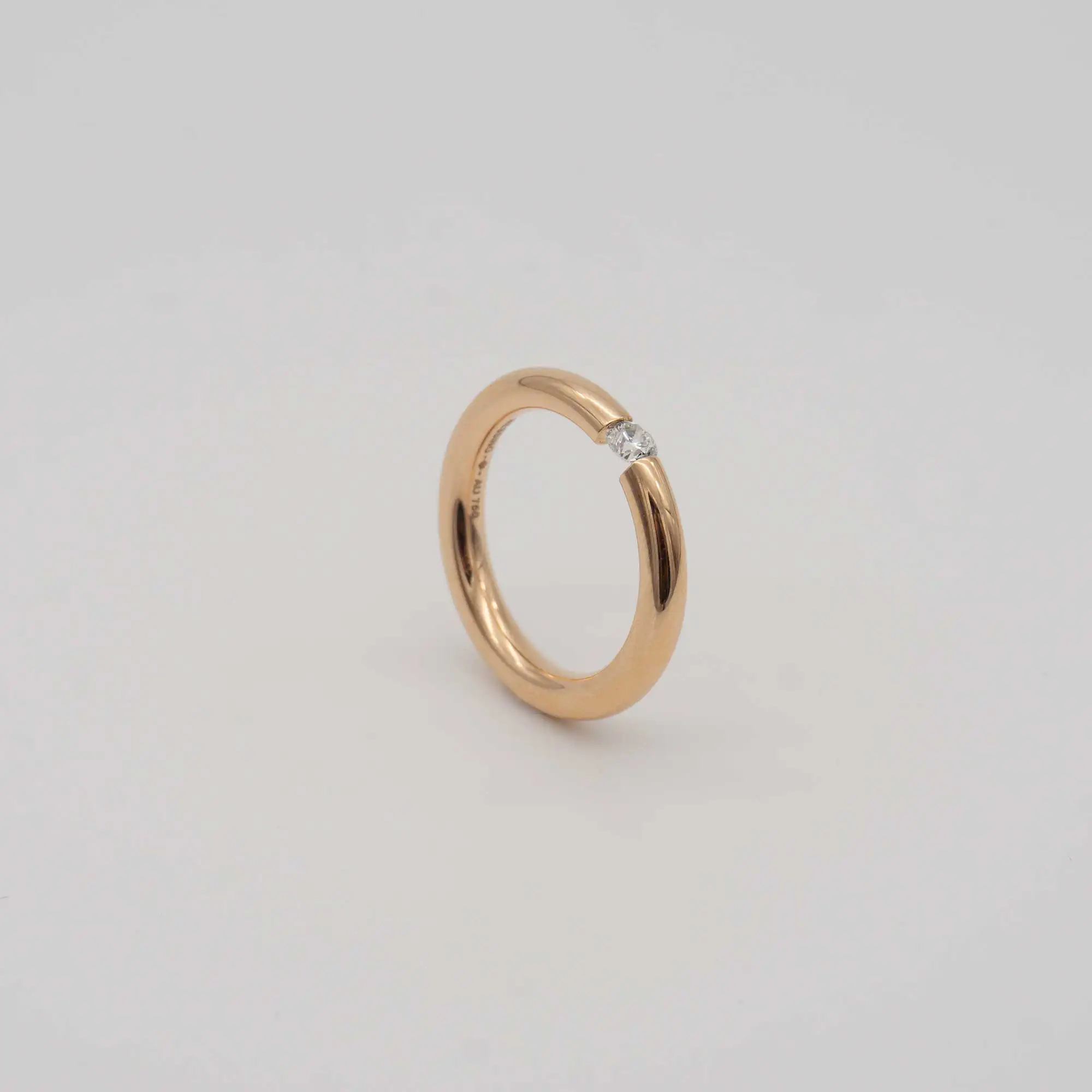Seitlich: Goldfarbener Ring Spannring Antares mit Diamant von Niessing gebraucht kaufen