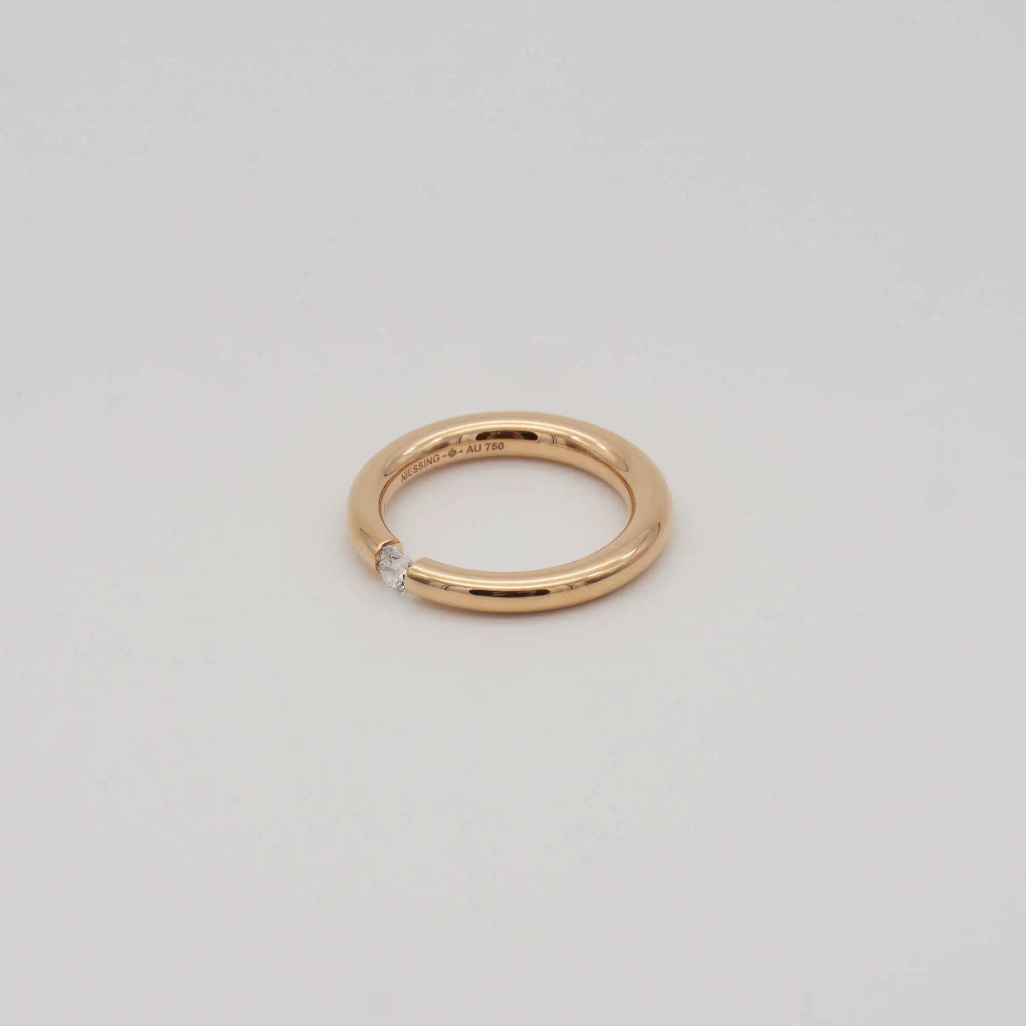 Liegend: Goldfarbener Ring Spannring Antares mit Diamant von Niessing gebraucht kaufen