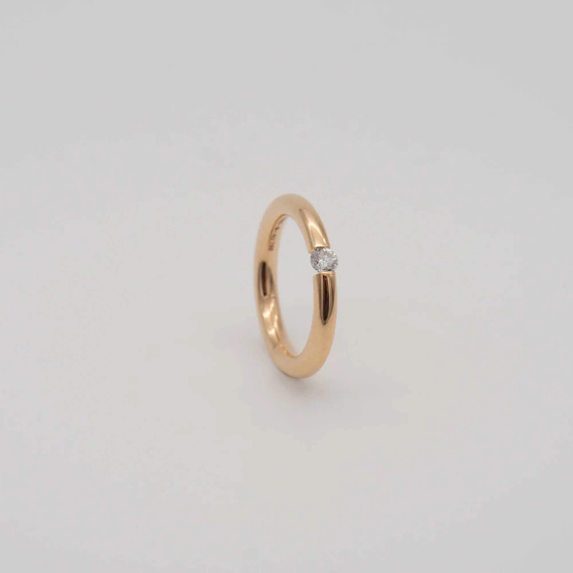 Von vorne: Goldfarbener Ring Spannring Antares mit Diamant von Niessing gebraucht kaufen